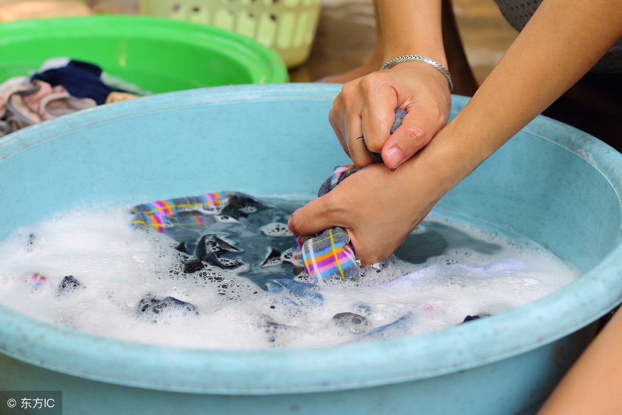 衣服不管染上什么只需一招,衣服染到污渍怎么洗掉