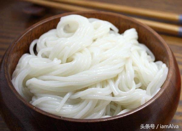 简单介绍一下云南过桥米线,云南特色美食过桥米线和酸辣米线