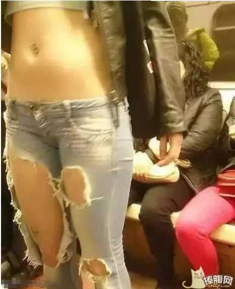 每天一贱：妹子挤完地铁，裤子就成这样了