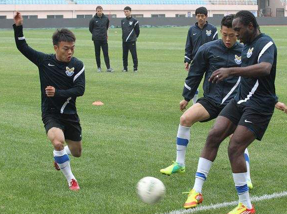 悲剧!他是球队元老,因脱衣“比心”庆祝吃红牌,间接害球队降级