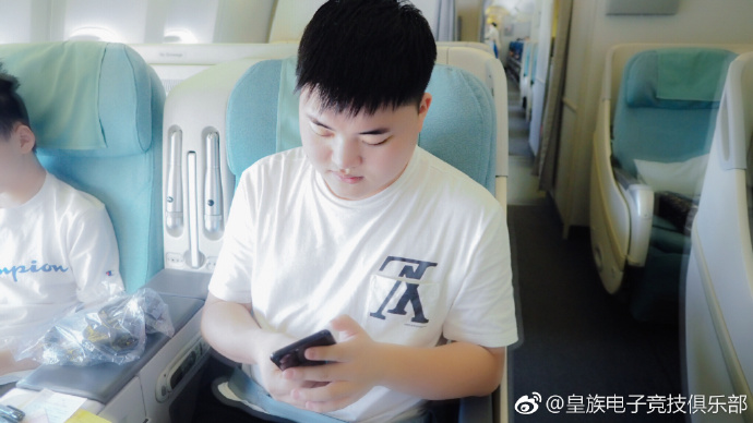 rng五周年表演赛琪琪采访,rng韩服琪琪