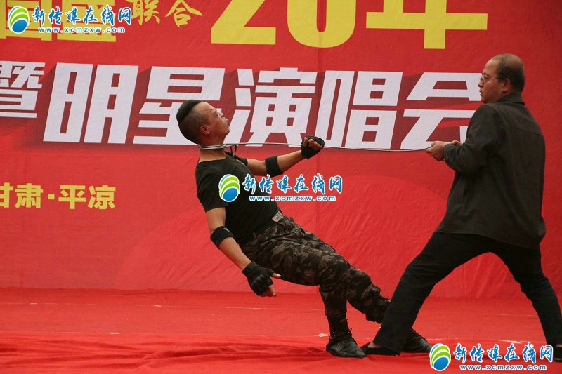 甘肃平凉：32岁男子舌舔烧水器钢筋锁喉，拿生命表演每场仅2000元