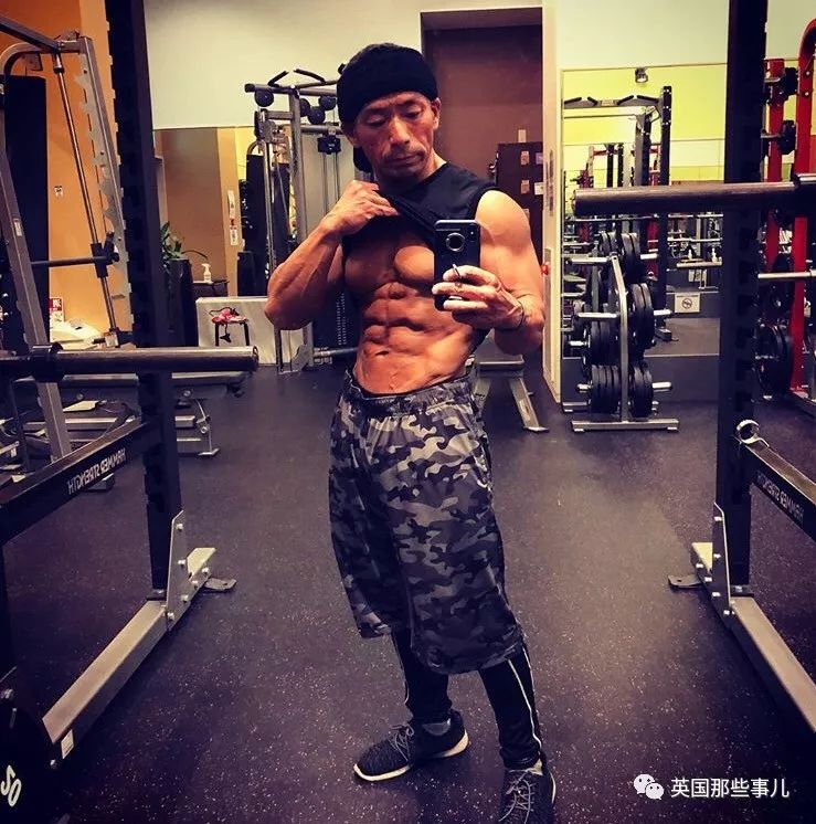 捧着仓鼠晒肌肉……这位“杀手”大叔的画风真是健身界的一股清流