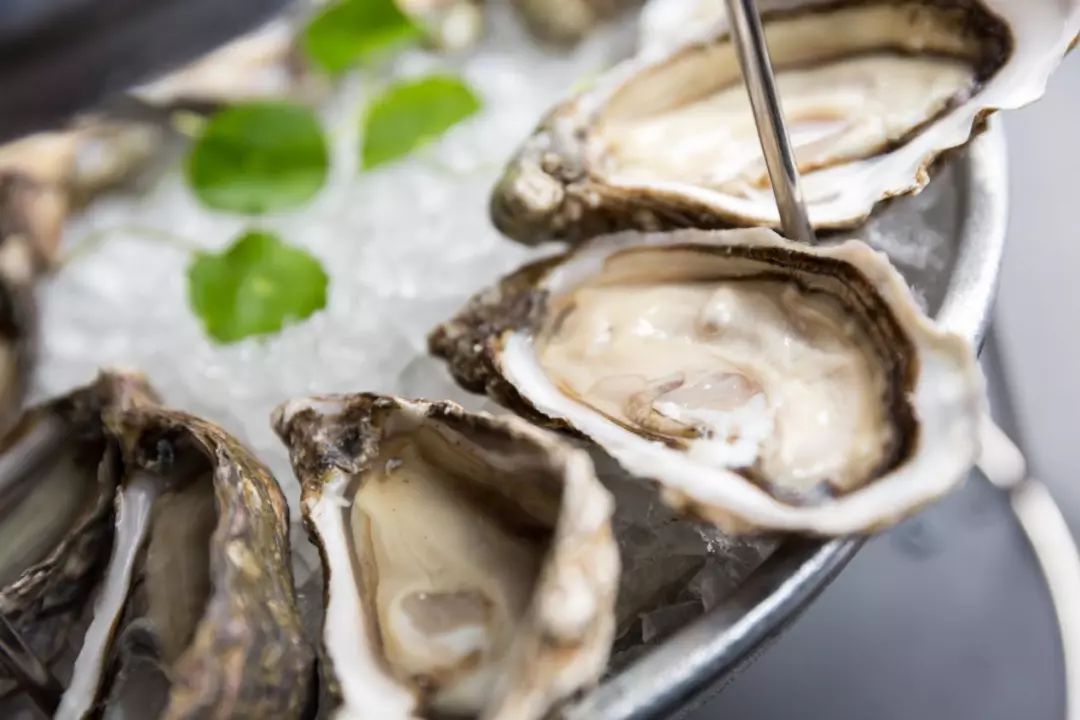 这只“大公鸡”一开业就王炸，5000瓶限量好酒碾压沙雕土豪！