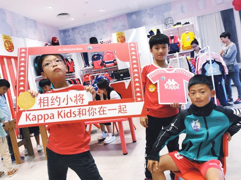 相聚中原！中国足球小将球员在郑州KappaKids两门店亲切互动