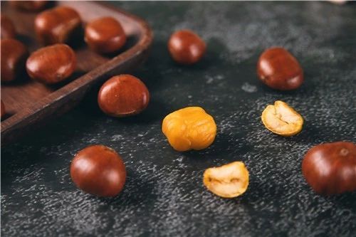 坚果受潮不脆了用空气炸锅几分钟,坚果冷藏后拿出来怎么处理