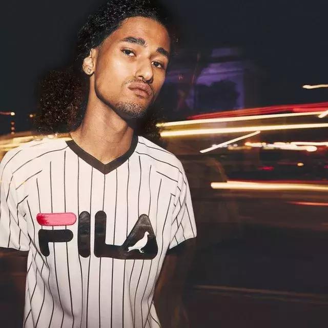 人手一件的FILA品牌，到底是怎么火的？