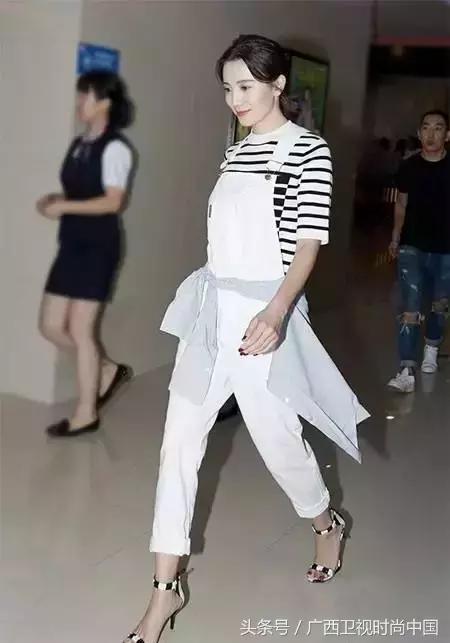 针织衫短袖里面应该穿什么,黑色金丝宽松短袖针织衫怎么搭