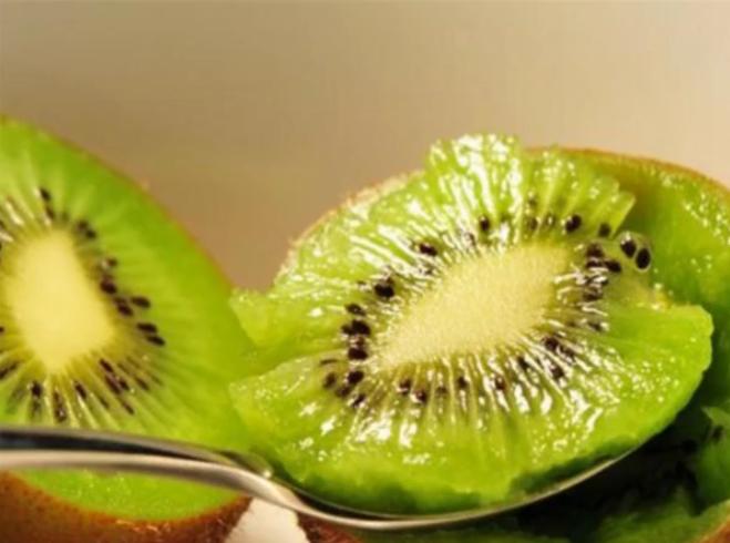 16岁男孩吃猕猴桃有什么危害不,小伙子不小心吃猕猴桃视频