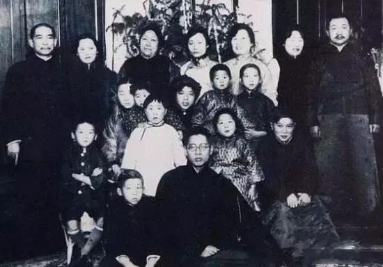 宋氏三姐妹的爹妈是谁,宋氏三姐妹与父母的合影