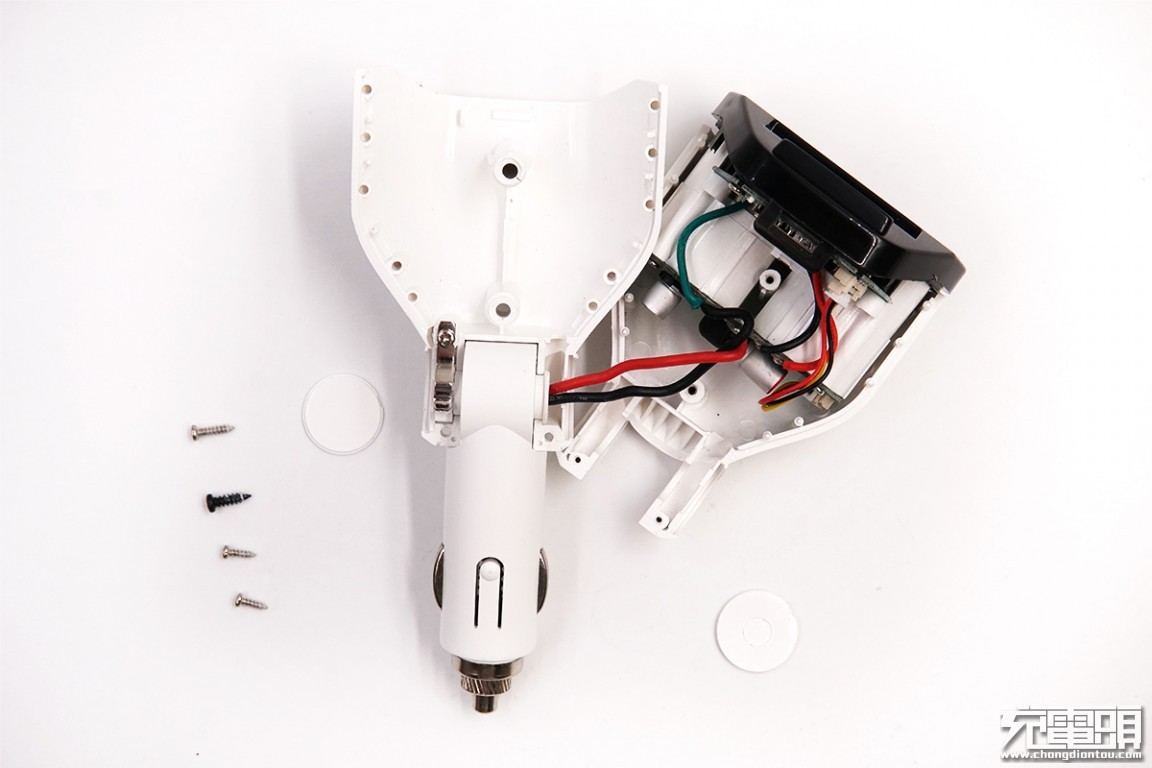 这款车充的设计怎么越看越奇怪