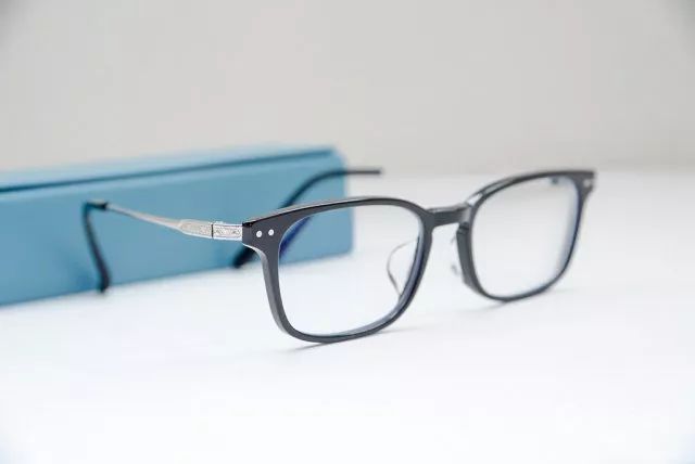 一般的眼镜店验光靠谱吗,四个店的眼镜店