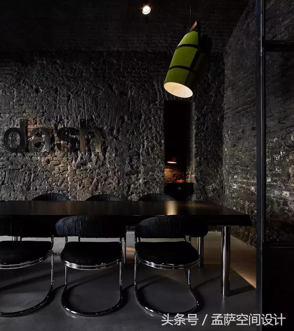 都灵Dash餐厅，工业野兽派与70年代风格的完美结合