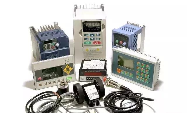 变频器和电动机,变频器和驱动器怎么配合