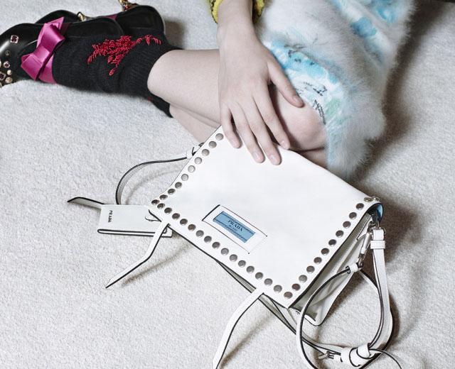 普拉达杀手包有多重,普拉达杀手包有肩带吗