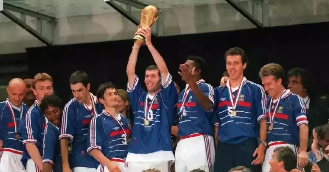 足球场上那些无法逾越的经典时刻,世界上没有过不去的坎足球