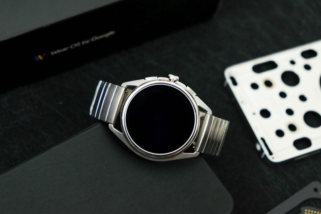 何必花钱买AppleWatch,阿玛尼智能触屏腕表难道不出色?