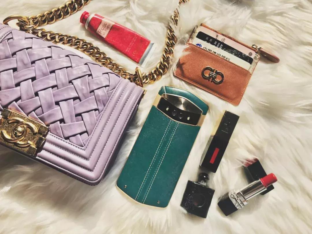 国庆背上小行囊,国庆出游包包里装什么