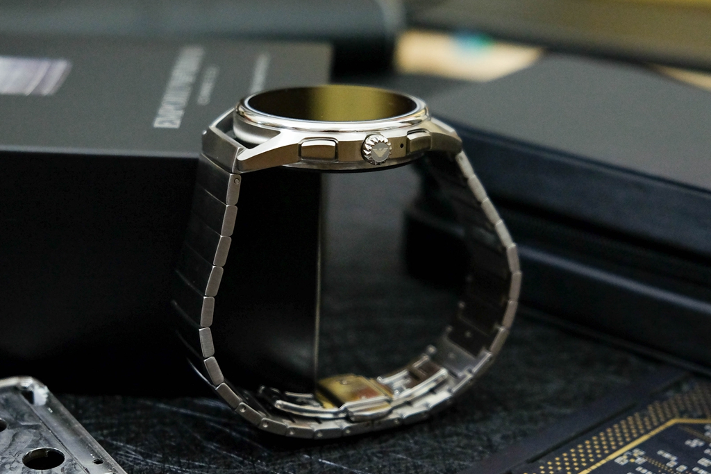 何必花钱买AppleWatch,阿玛尼智能触屏腕表难道不出色?