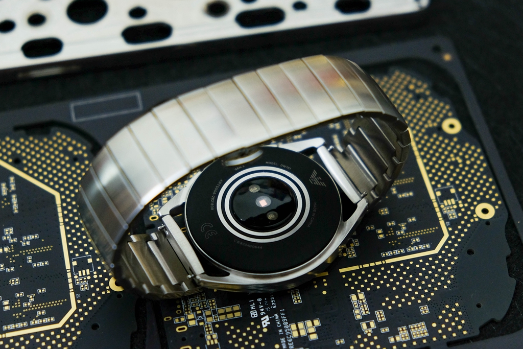 为什么说买阿玛尼手表智商税,苹果手表和阿玛尼哪个好