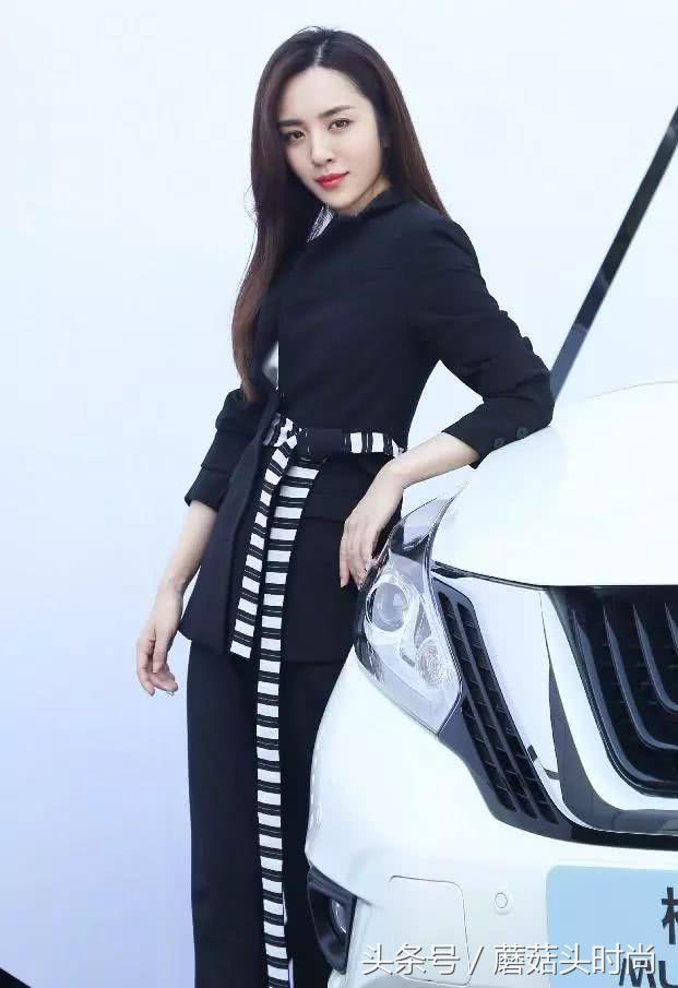 巴黎时装周玫瑰裙边,巴黎时装周玫瑰刺绣