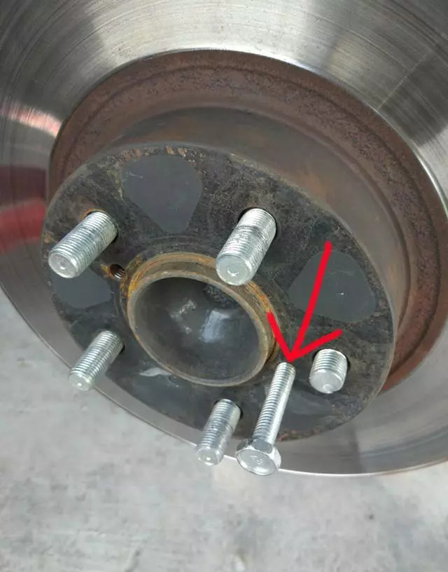 汽车轮胎螺丝断了一个有什么影响,为何汽修厂轮胎螺丝拆卸那么轻松