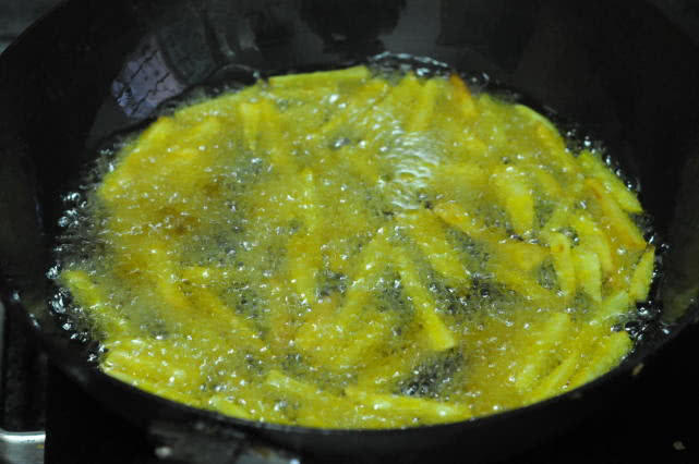 炸薯条是先冻还是先裹淀粉,炸薯条要冷冻原因是什么