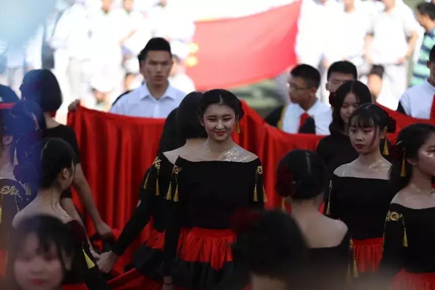 巧绘世界缩影，畅舞运动激情，科中第十届体育文化节盛大开幕