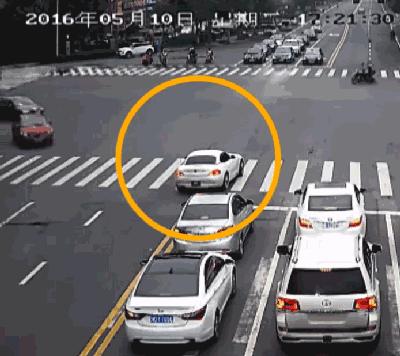 学校门口学生被电动车撞倒,学校门口故意撞电动车