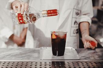 今天刷爆成都人朋友圈的网红奶茶店，卖起了五粮液水果茶和川菜！