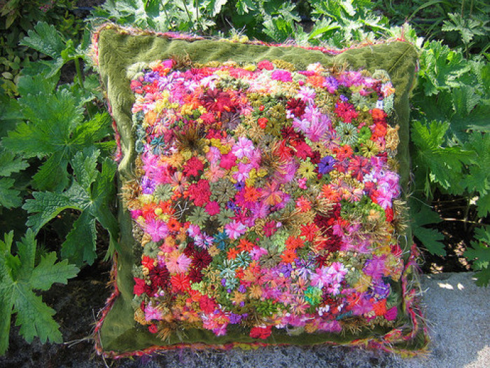 刺绣抱枕自己绣教程,别有风情丝带绣抱枕入门教程