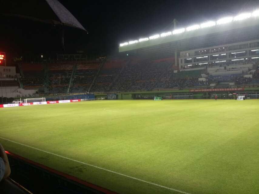 这个68岁的足球场，现在越活越年轻，最近你有去过看比赛吗？