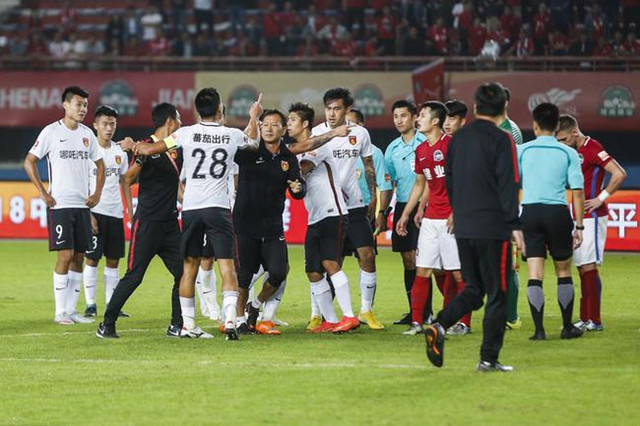 相互“揭短”!名记透露国脚和中超金哨对话始末,谁的言论不当?