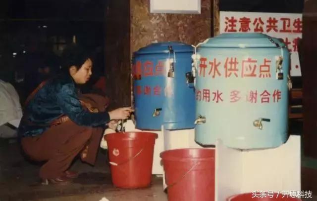 「人老了就开始喜欢怀旧」90年代的广州火车站，究竟有多恐怖？