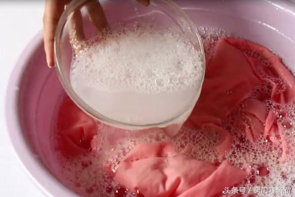 白醋洗衣粉泡发黄的衣服,衣服发黄难清洗只需撒点它