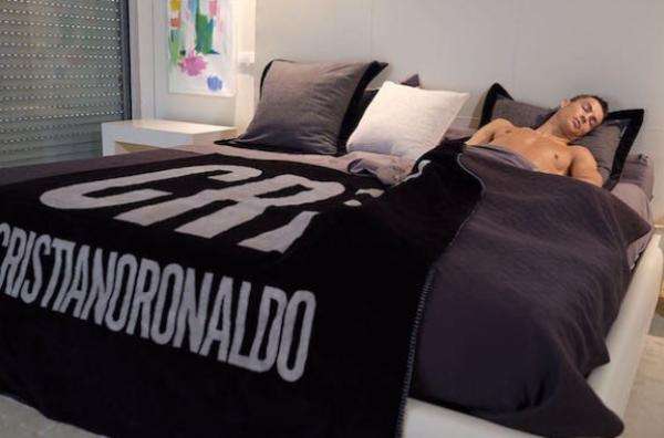 c罗从贫民窟到亿万豪宅,c罗在迪拜的豪宅