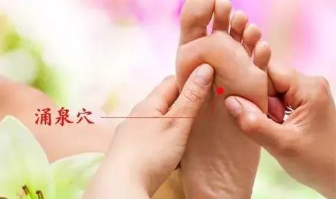 艾草泡脚祛湿去寒去脚气,湿热脚气怎么艾灸