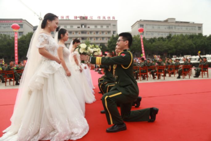 军旗为证，战友为媒：你嫁给爱情的样子，真美！