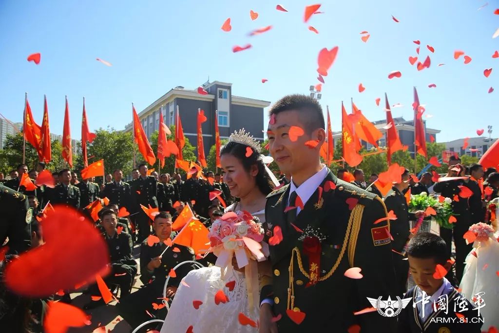 军旗为证，战友为媒：你嫁给爱情的样子，真美！