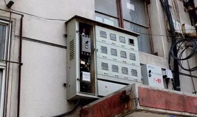 电表箱着火正确的灭火方式,电表箱失火怎么救