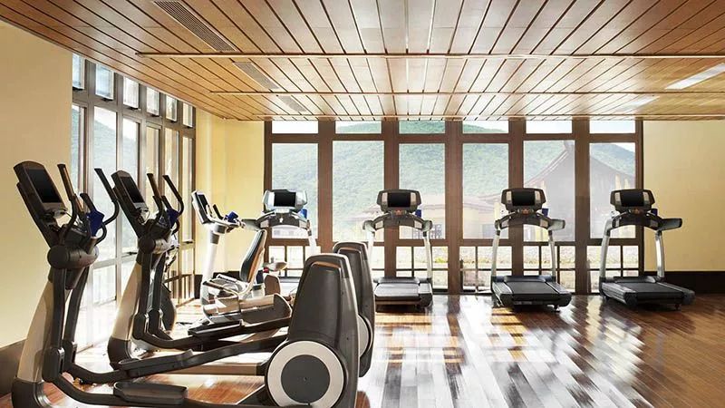 1200㎡透明泳池小红书点赞100w+,这家黄金海岸边的酒店才是海岛季首选