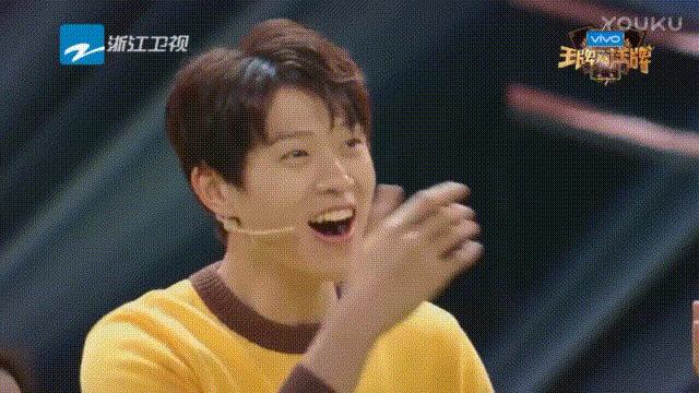 只穿一件t恤的视频,只穿一件t恤裙