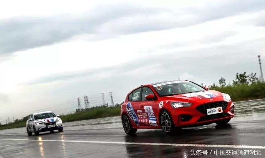 武汉百人吃鸡大秀，地表最快或特技鬼才？解密载具中的“战斗机”