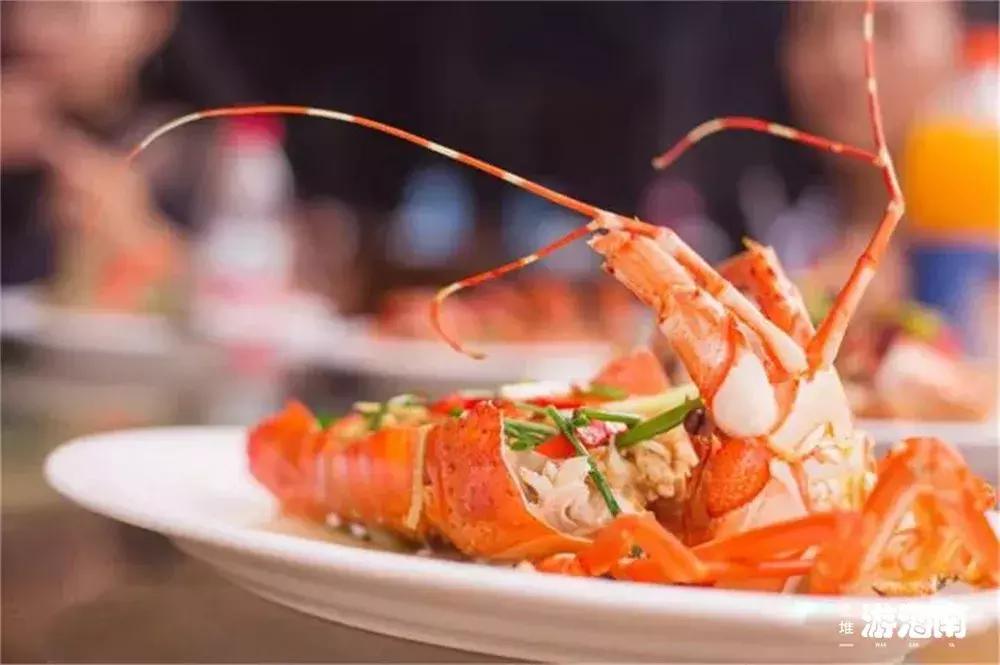 三亚火车头万人海鲜广场哪家好吃,在三亚3000元一桌的海鲜大餐