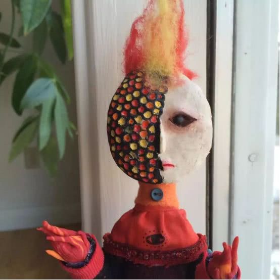 孩子用盒子建造废弃城市在家里,12岁男孩自己捡破烂