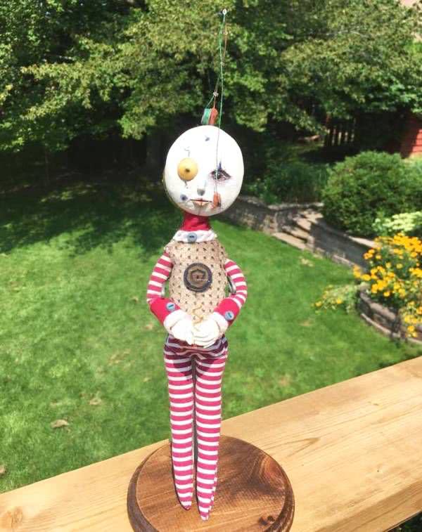 孩子用盒子建造废弃城市在家里,12岁男孩自己捡破烂