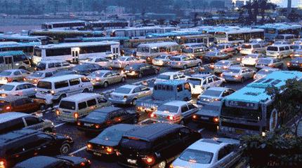 去外地旅游半路堵人,出去游玩堵在高速上怎么办