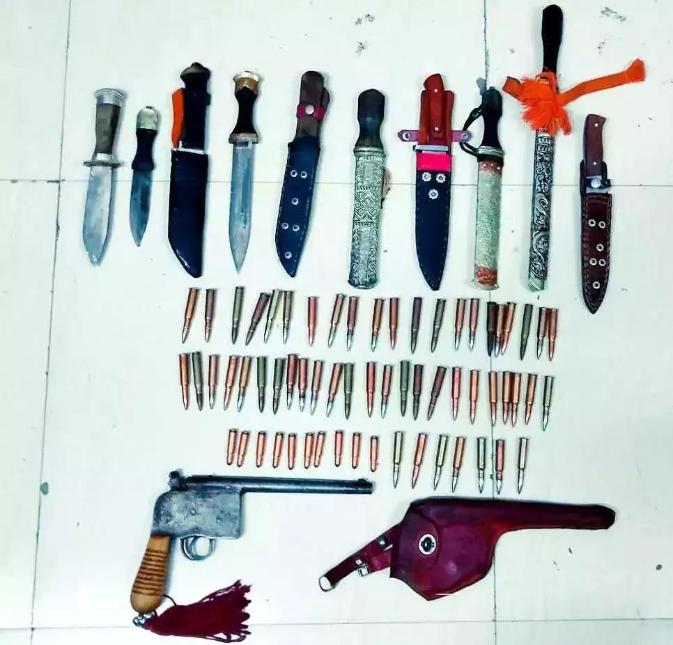 玉树公安抓捕的视频,缉枪治爆宣传群众主动上交枪支