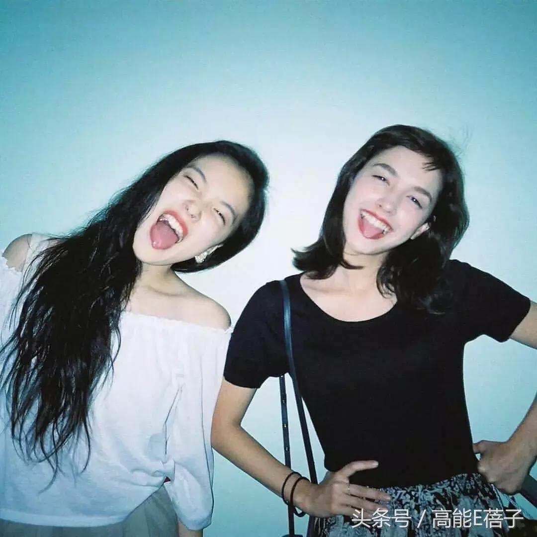 拍照pose技巧和方法,女生拍照剪刀手pose