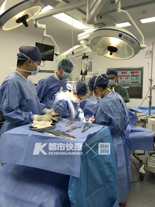 一个小女孩大出血,女孩腹腔出血2000毫升